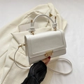 Bolso bandolera pequeño blanco con relieve de cocodrilo y elegante cierre dorado - Blanco