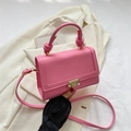 Bolso bandolera rosa chic con textura de cocodrilo, asa redonda con nudo y cierre dorado - Rosa