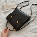 Zaino chic da donna in pelle PU nera opaca con dettagli ad anello dorati eleganti - Nero