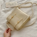 Zaino minimalista in pelle bianco crema con fibbie in metallo dorato e manico - Bianco Sporco