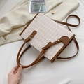 Borsa tote trapuntata bianco crema con finiture in pelle marrone e ciondolo a cuore - Bianco Sporco