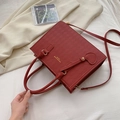 Elegante borsa tote bordeaux con trama trapuntata e scritte dorate sulla tracolla - Rosso