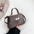 Mini bolso de mano marrón con textura de cocodrilo y cierre de giro dorado - Marrón