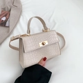 Bolso bandolera marfil con textura de cocodrilo y cierre de giro metálico dorado - Blanco Roto