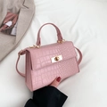 Bolso cuadrado rosa con relieve de cocodrilo y cierre de giro dorado con asa superior - Rosa