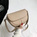 Bolso bandolera tipo montura beige moderno con letras plateadas y correa ajustable - Caqui