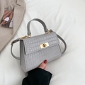 Bolso bandolera gris claro con textura de cocodrillo y cierre giratorio de metal dorado - Gris