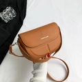Borsa a sella marrone in ecopelle con scritte argentate e tracolla lunga coordinata - Marrone