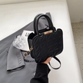 Borsa trapuntata nera con manici e tracolla regolabile in stile moderno e minimalista - Nero