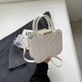 Elegante borsa a tracolla trapuntata bianca con dettagli dorati e manici per donna - Bianco Sporco