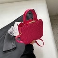 Borsa a mano rosa vivace con trapuntatura geometrica e finiture metalliche dorate - Rosa Rossa