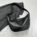 Minimalist black crescent crossbody bag with adjustable wide strap in glossy leather - Black