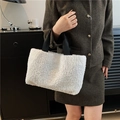 Minimalistische cremefarbene Plüsch-Tragetasche mit schwarzen Griffen, stylische Wintertasche - Weiß