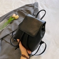 Minimalistischer schwarzer Damen-Minirucksack aus PU-Leder mit Klappe und Kordelzugverschluss - Schwarz