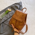 Vintage-Rucksack aus braunem Leder mit Kordelzug und Klappe für Damen auf Outdoor-Reisen - Braun