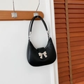Bolso de hombro media luna negro con lazo metálico plateado colgado de un soporte - Negro