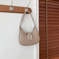 Bolso hobo beige minimalista en forma de media luna con lazo metálico y correa de cuero - Caqui