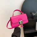 Bolso bandolera rectangular rojo rosa con cierre en T dorado y correa ajustable - Rosa Rojo