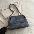 Bolso bandolera de mezclilla azul oscuro con placa de metal plateado y cadena - Azul