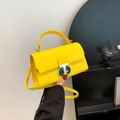 Bolso bandolera amarillo vibrante con elegante cierre de doble anillo y asa superior - Amarillo