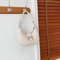 Bolso de media luna crema elegante con hebilla de lazo plateada y correa de cadena - Blanco Roto