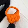 Borsa a mano trapuntata arancione brillante con un design minimalista a scacchi - Arancione