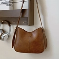 Vintage braune Satteltasche aus Leder mit verstellbarem Schultergurt und vertikaler Naht - Braun