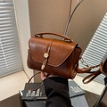 Braune Retro-Handtasche aus Kunstleder mit Metallverschluss und Schultergurt - Braun