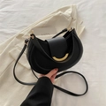Klassische schwarze Halbmond-Satteltasche mit goldener Sichelschnalle und Gurt - Schwarz
