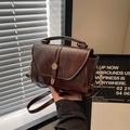 Kaffeebraune Retro-Handtasche in quadratischer Form mit Lederstruktur und Schultergurt - Braun