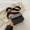 Borsa a tracolla quadrata marrone scuro con tracolla larga su giacca beige - Marrone