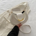 Schicke beige Halbmond-Unterachseltasche mit goldenen Beschlägen und dünnem Riemen - Weiß