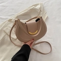 Borsa a sella a mezzaluna color albicocca con elegante fibbia in metallo dorato - Cachi