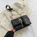 Bolso bandolera negro grabado con cadena dorada y elegante detalle de borla metálica - Negro
