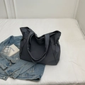 Minimalistische donkergrijze grote shopper met trekkoord op witte beddengoed achtergrond - Grijs