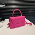Borsa a tracolla quadrata magenta vivace con fibbia dorata e manico in stile ufficio - Rosso rosa