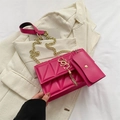 Bolso bandolera acolchado magenta con cadena dorada y detalle de borla decorativa - rosa intenso