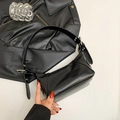 Bolso de hombro minimalista de cuero negro con correa ajustable y hebilla plateada - Negro