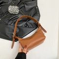 Bolso de hombro de cuero marrón con hebilla plateada y correa ancha ajustable - Marrón