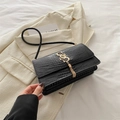 Sac à main noir à motif crocodile avec logo SOS doré et détail de pompon - Noir