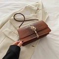 Sac bandoulière marron effet crocodile avec pompon doré et bandoulière motif serpent - Marron