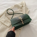 Sac bandoulière vert foncé à motif crocodile avec gland doré et logo en métal - Vert