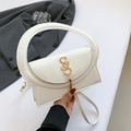 Elegante borsa a tracolla bianca con logo S dorato e nappina su borsa minimalista - Bianco