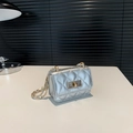 Mini borsa a tracolla trapuntata argento con catena dorata e chiusura a scatto - Argento