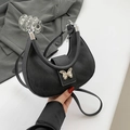 Elegante schwarze Halbmond-Schultertasche mit silberner Schmetterlingsschnalle - Schwarz