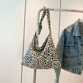 Stilvolle Hobo-Tasche mit trendigem Schwarz-Weiß-Leopardenmuster und breitem Gurt - Leopard Beige