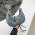 Hellblaue sichelförmige Tasche mit matter Textur und Schmetterlings-Metallverschluss - Blau