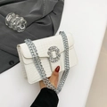 Witte schoudertas met krokodillenprint, strass-gesp en zilverkleurige metalen kettingbanden - Wit