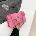 Roze schoudertas met krokodillenprint, strass gesp en zilverkleurige ketting - Roze
