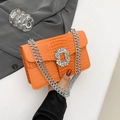 Feloveranje crossbodytas met krokodillenprint, kristallen gesp en zilveren kettingriem - Oranje